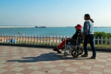 巴中八旬老人推轮椅带老伴游中国(为了方便推轮椅带老伴出门)