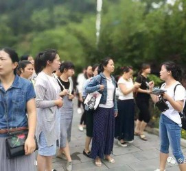 巴中中国的曲男伴游的简单介绍